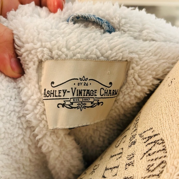 Ashley Vintage Charm Women’s Cropped Sherpa Lined Jacket - Picture 8 of 8